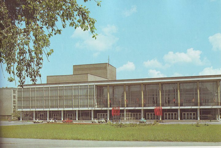 Jumbo centrum pri hotely Hutník